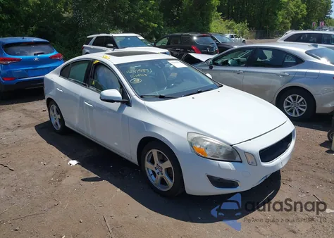 2012 Volvo S60 T5 z USA, uszkodzony, nr VIN YV1622FS1C2056475